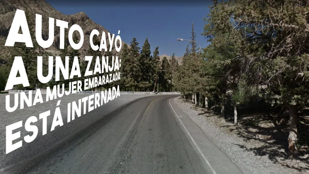 Un auto cayó a una zanja y hay una mujer embarazada internada