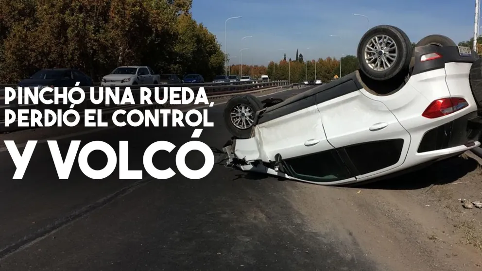 Pinchó una rueda, perdió el control y terminó volcando