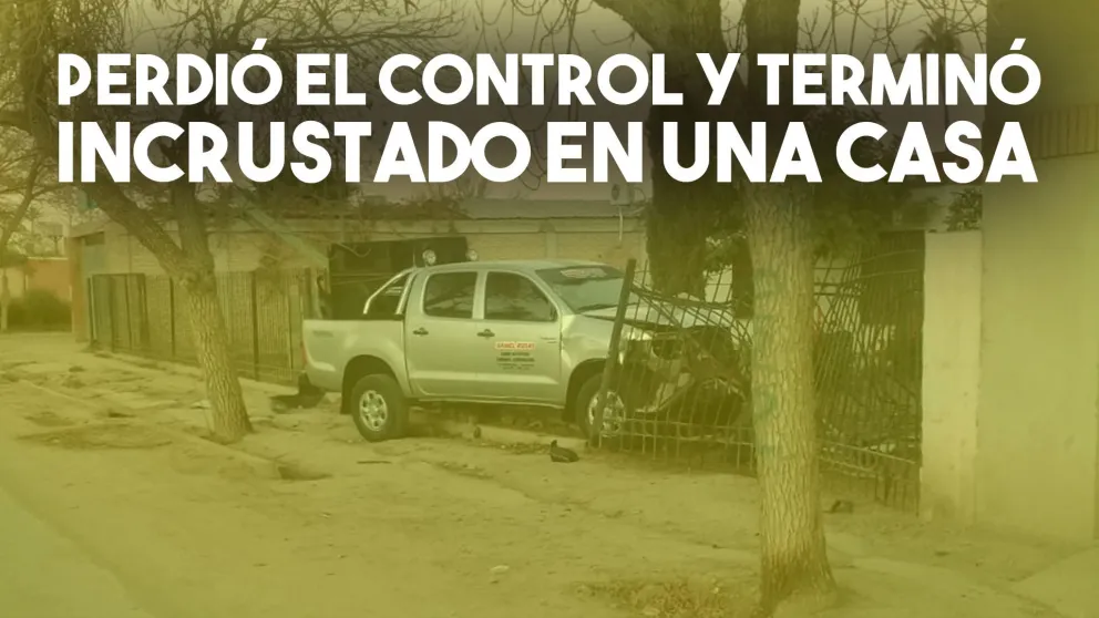 Perdió el control de su camioneta y terminó incrustado en una casa