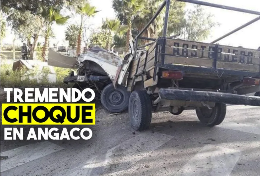 Dos camionetas chocaron y una terminó partida en dos