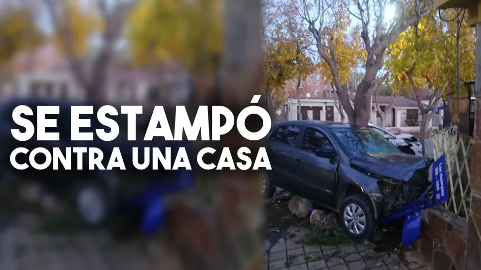 Un siniestro vial dejó un auto incrustado en una casa
