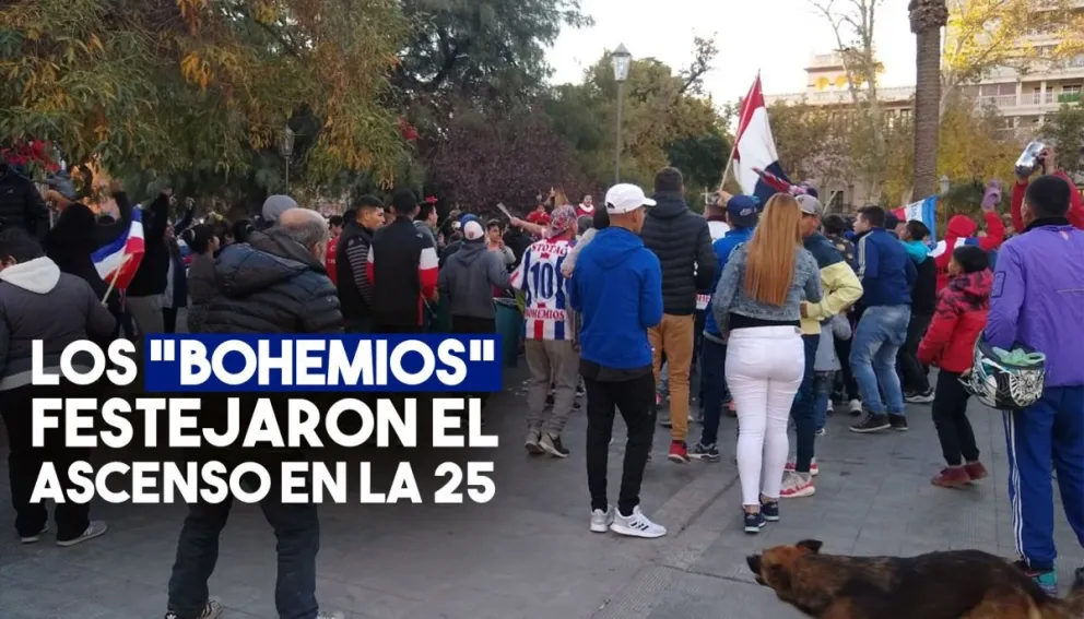 Los hinchas "bohemios" festejaron el ascenso en la Plaza 25