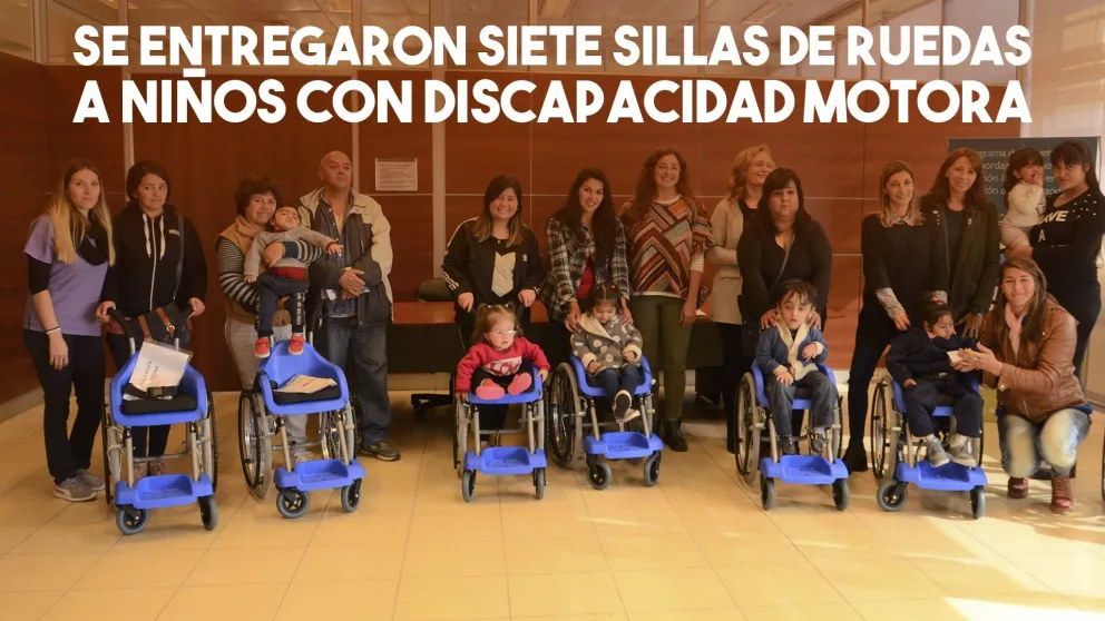 Se entregaron siete sillas de ruedas a niños con discapacidad motora