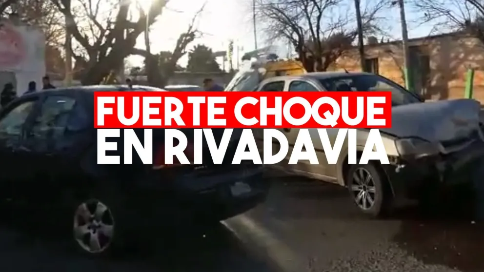 Fuerte choque entre dos autos en Rivadavia