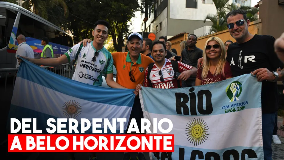 Dos hinchas de Desamparados recibieron a la Selección en Belo Horizonte