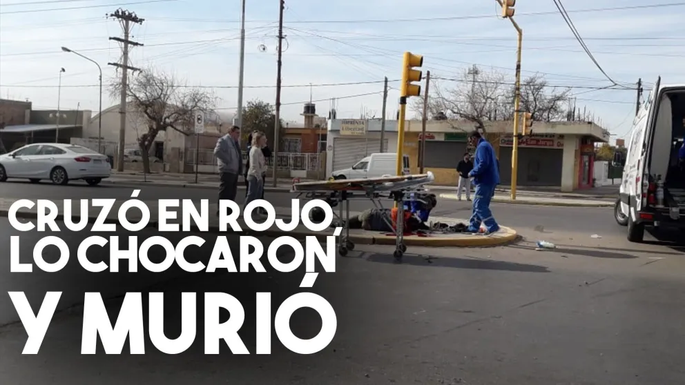 Cruzó en rojo, lo chocaron y murió