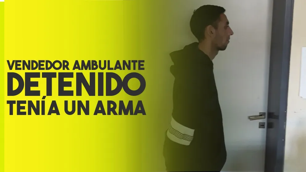 Un vendedor ambulante que vendía medias fue detenido con un arma calibre 32
