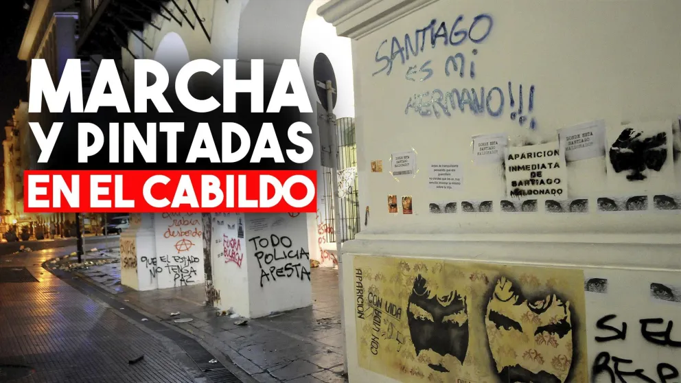 Marcharon por Santiago Maldonado y pintaron el Cabildo en contra del gobierno