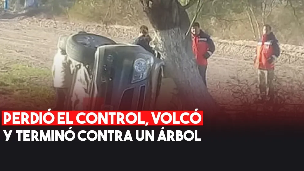 Perdió el control, volcó y terminó contra un árbol