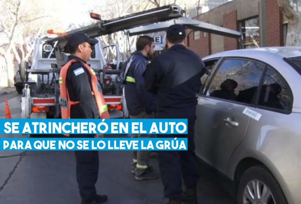 Estacionó en infracción y se atrincheró en el auto para que no se lo lleve la grúa