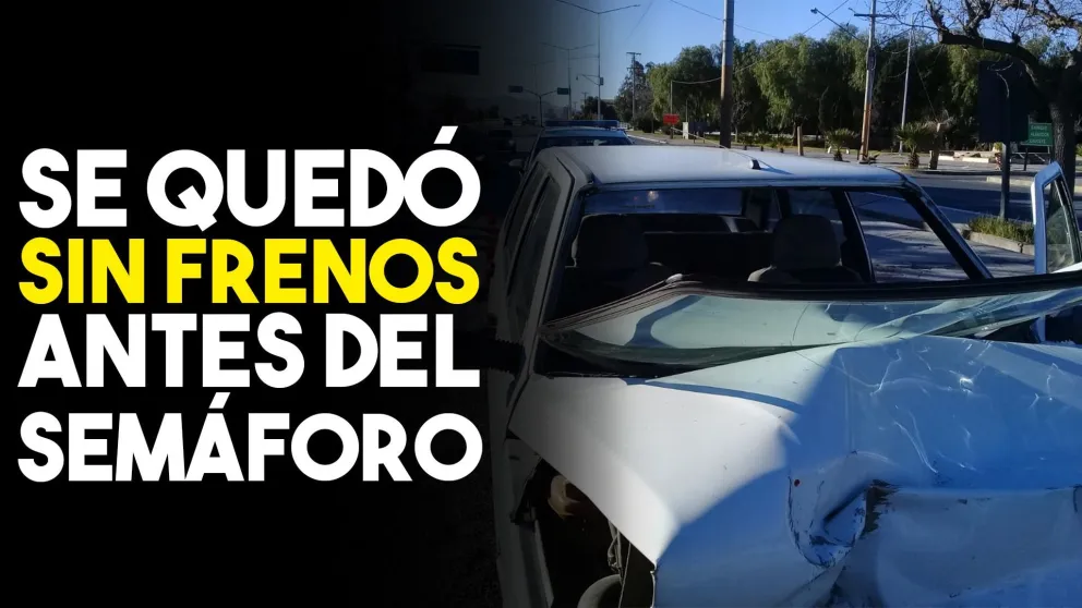 Se quedó sin frenos y chocó contra una camioneta en el semáforo