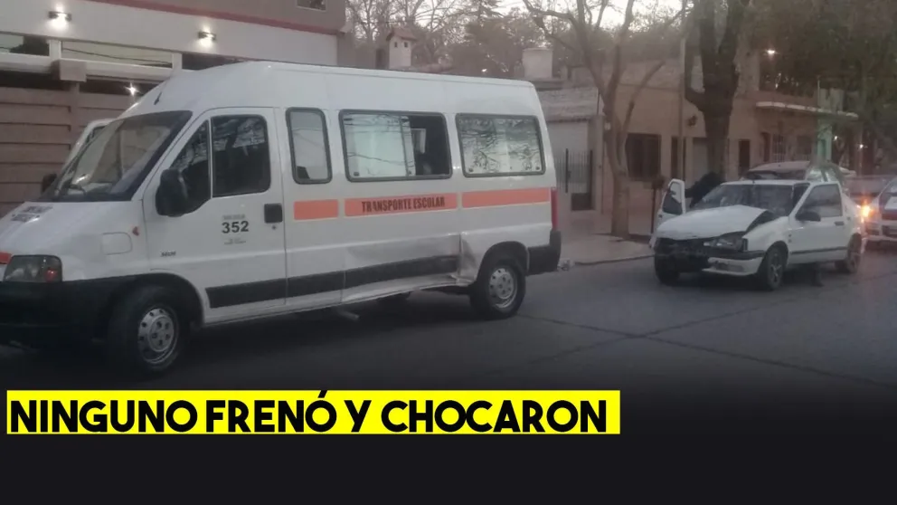 Dos vehículos chocaron en una esquina céntrica