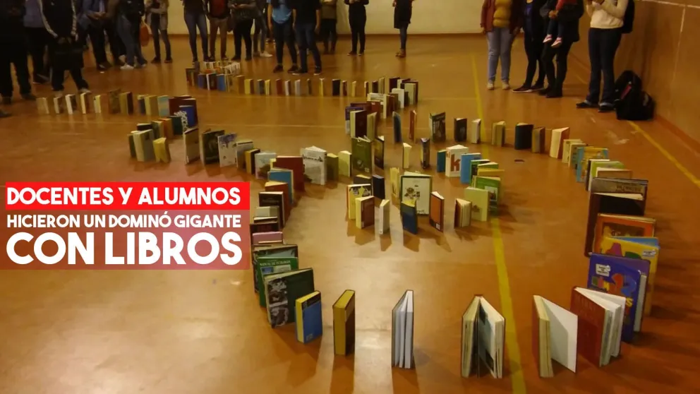 Alumnos y docentes de la carrera de Bibliotecología hicieron un dominó gigante pero con libros
