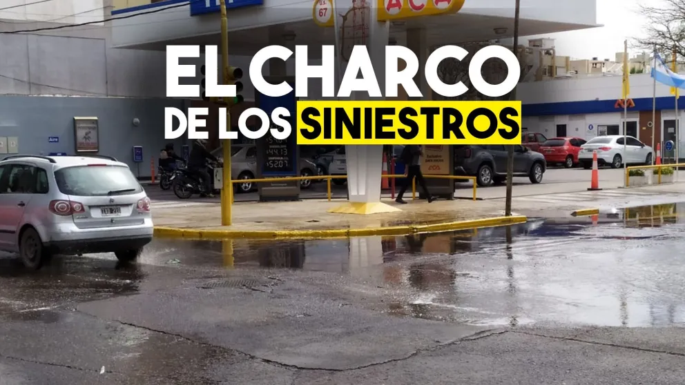 El agua estancada en una esquina céntrica hizo que un motociclista pierda el control en plena calle