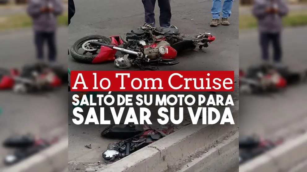 Un motociclista se le atravesó a un camión y tuvo que saltar para salvarse