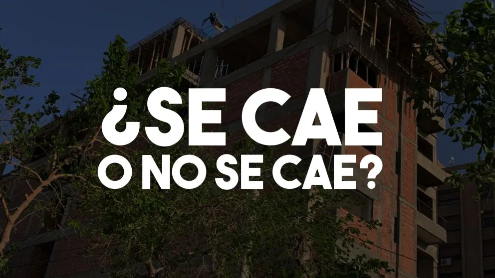 Un peligro: el viento puso en jaque al techo de un edificio en Capital