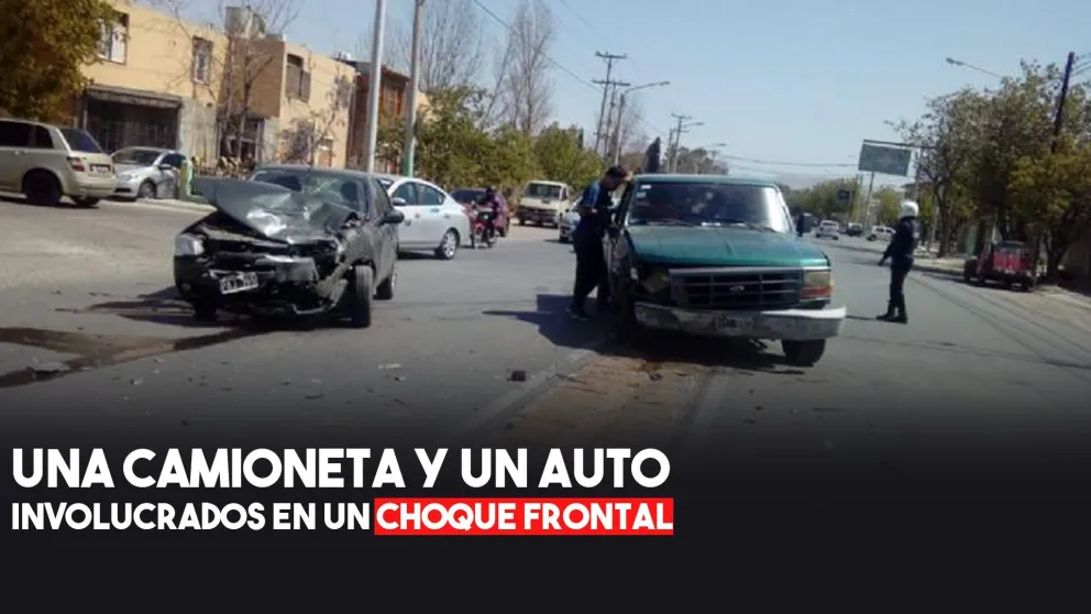 Choque frontal entre dos vehículos que quedaron destruidos