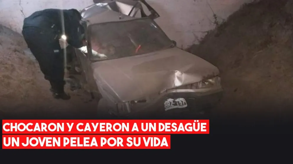 Un joven pelea por su vida luego de chocar y caer a un desagüe