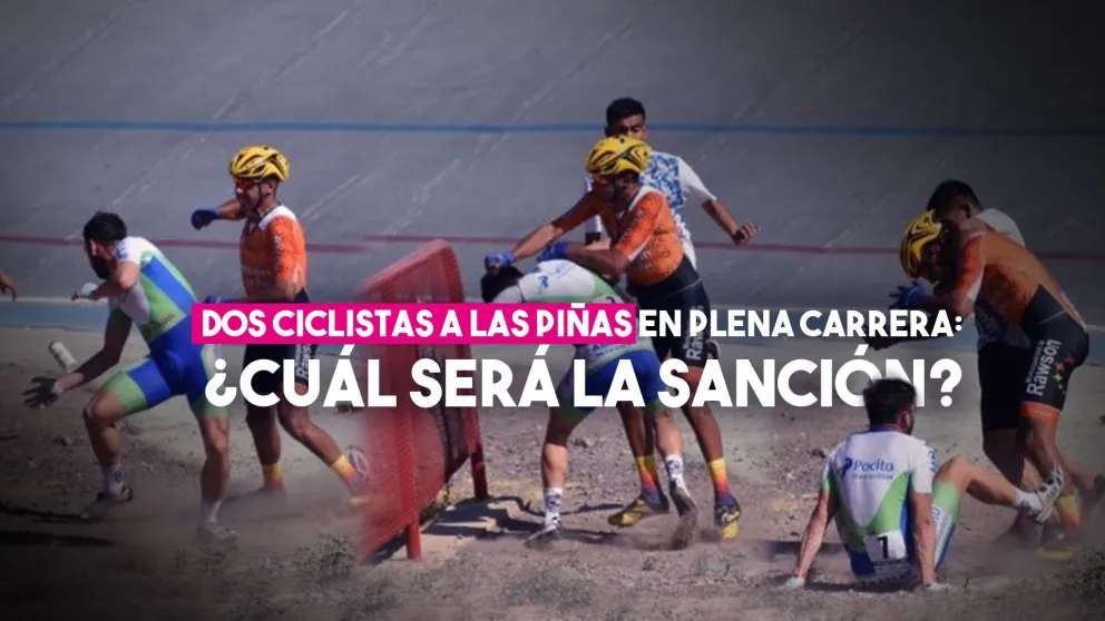 Dos ciclistas a las piñas en plena carrera