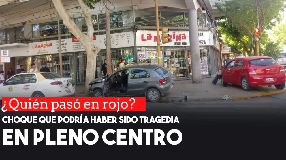 Dos autos terminaron en la vereda por un choque en pleno centro