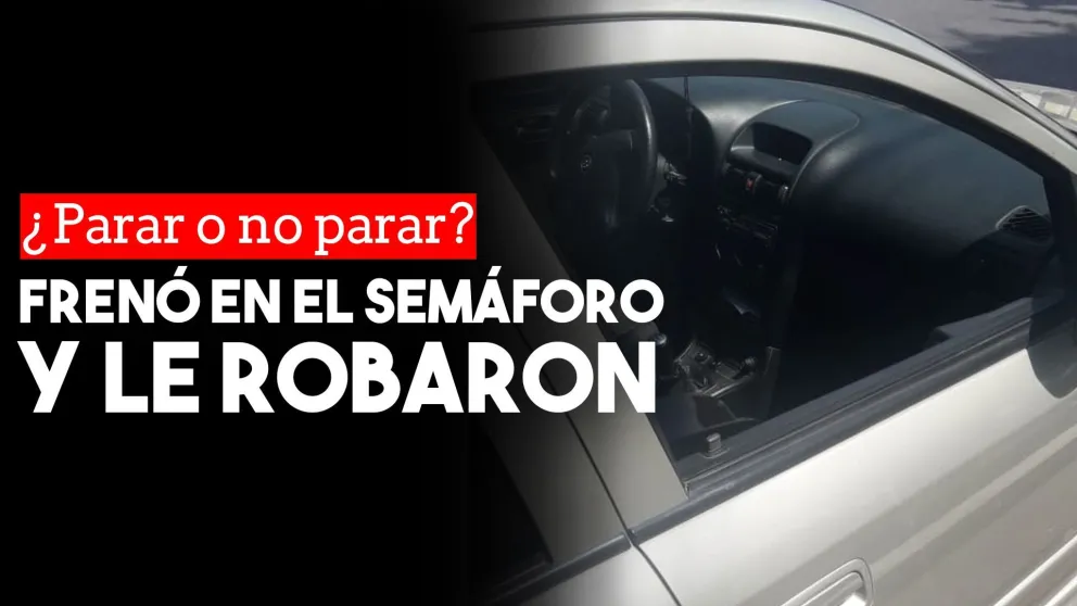 Se paró en un semáforo y le rompieron la ventanilla del auto para robarle