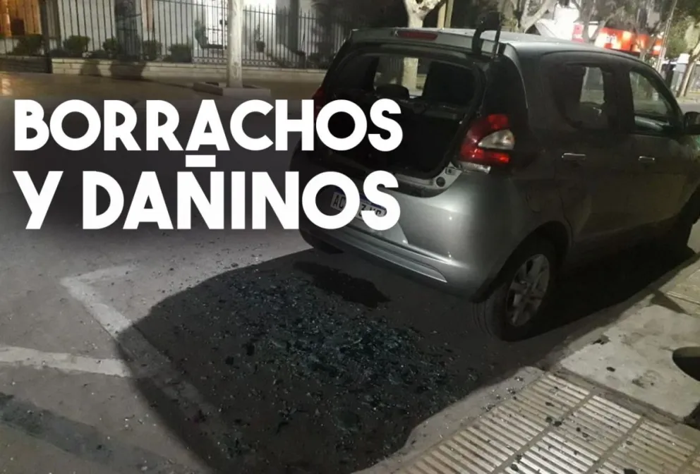 Sujetos en moto reventaron el parabrisas de un auto estacionado