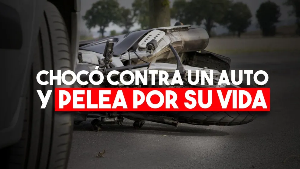 Chocó con su moto contra un auto y ahora pelea por su vida