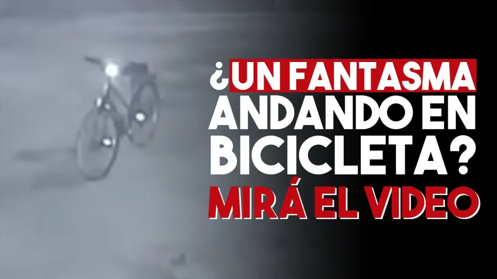 Filmaron el momento justo: ¿un "fantasma" andando en bicicleta?