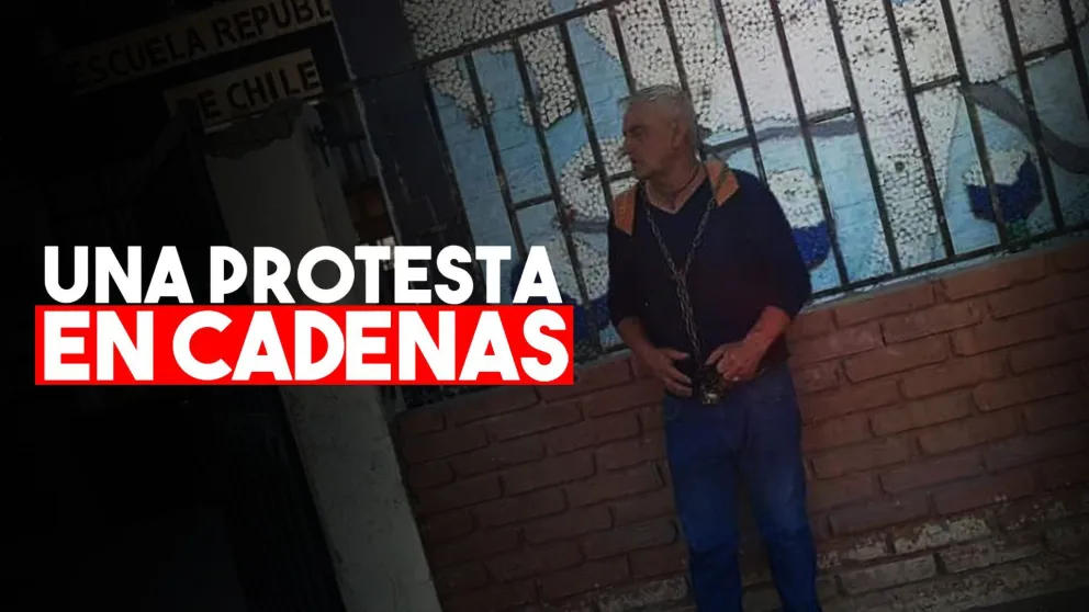 Un portero se encadenó en una escuela de Chimbas para pedir que no lo trasladen