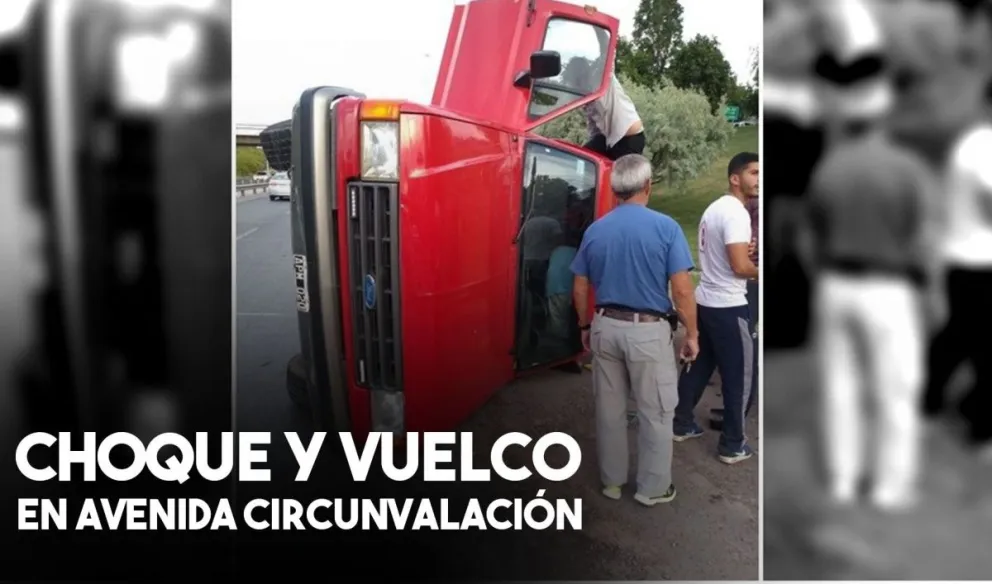 Una camioneta impactó a un auto y volcó en la Circunvalación