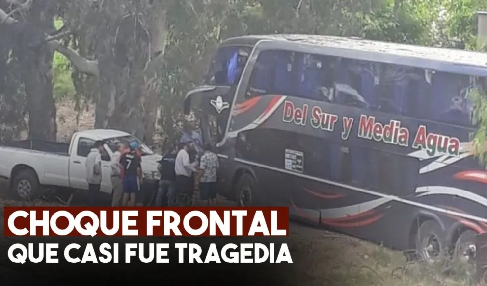 Un colectivo de la empresa Del Sur y Media Agua chocó contra un auto que quedó destrozado
