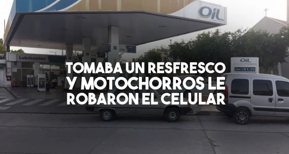 Tomaba un refresco y motochorros le robaron el celular