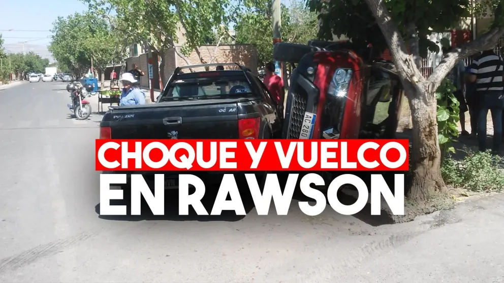 Chocaron dos camionetas y una terminó volcada sobre la vereda