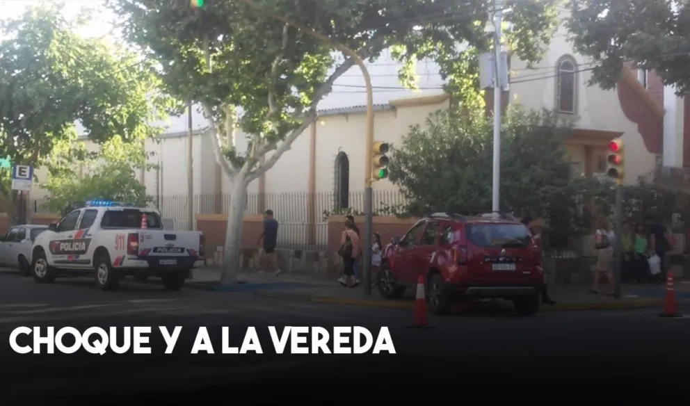 Una camioneta terminó en la vereda tras un fuerte choque en pleno centro