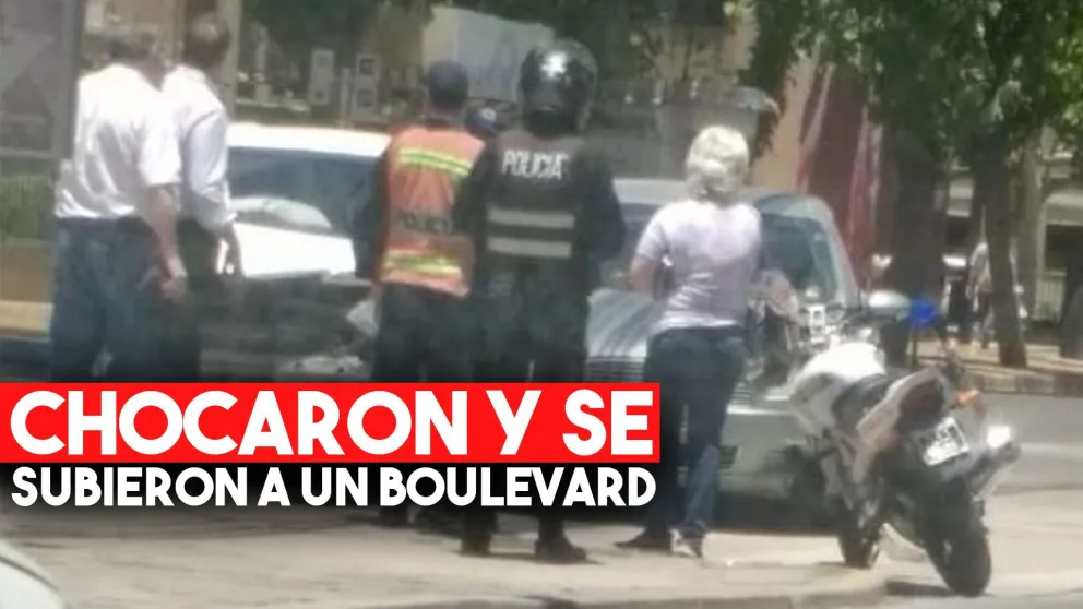Una camioneta y un auto chocaron y terminaron subidos a un boulevard