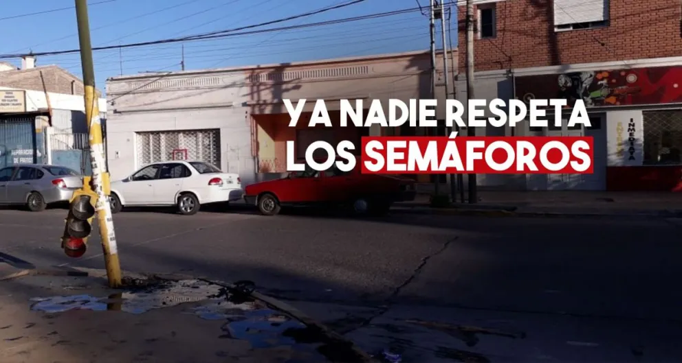 Una camioneta arrancó un semáforo en una esquina transitada