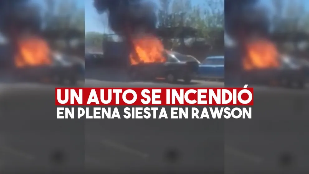 Un auto se vio envuelto en llamas en una zona transitada de Rawson