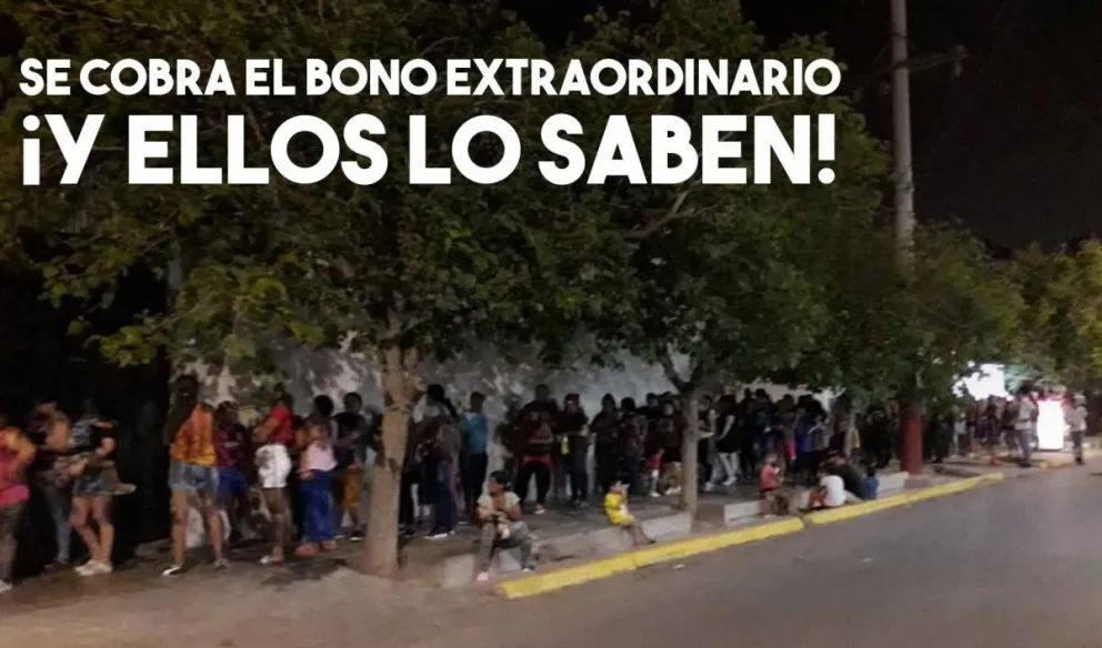 Cientos de personas hacen fila en el cajero para cobrar el bono