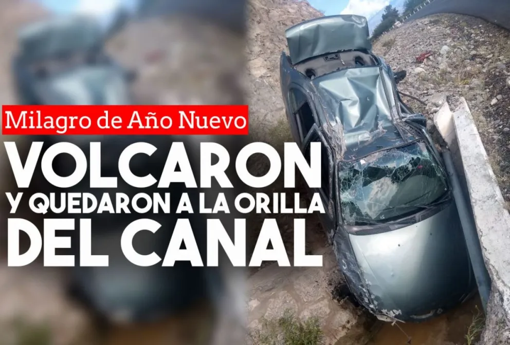 Casi una tragedia de Año Nuevo: volcaron y quedaron a la orilla del canal