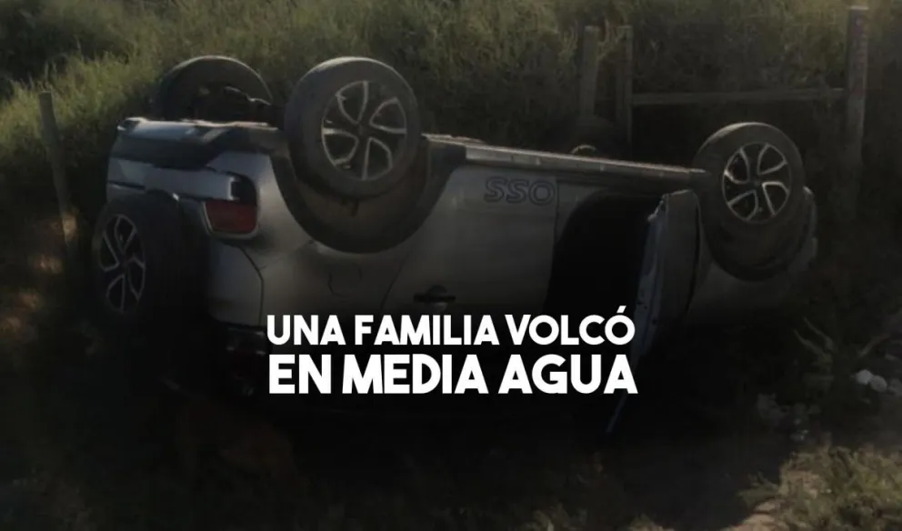 Circulaban en camioneta, perdió el control y volcaron