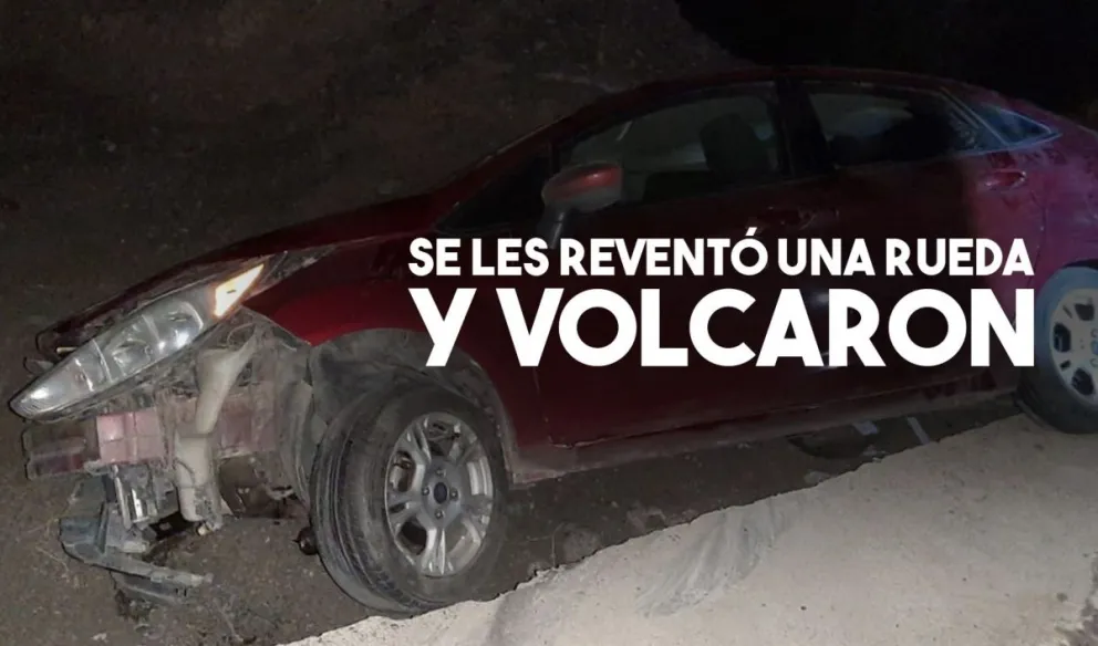 Un automovil reventó una rueda y terminó volcando