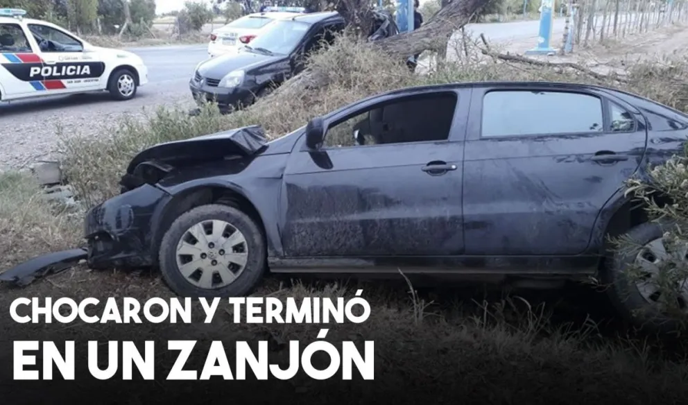 Pocito: chocaron dos autos y uno terminó en el canal