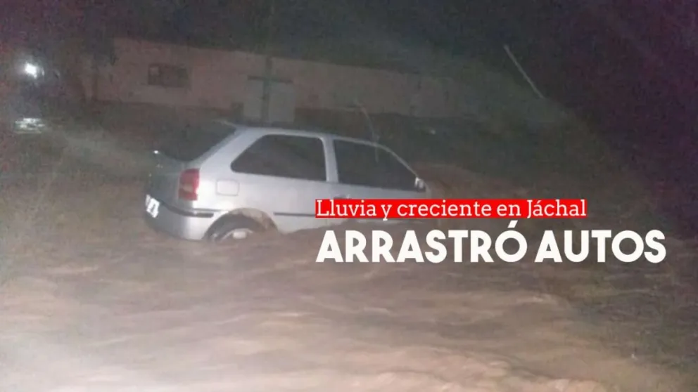 Fuerte lluvia en Jáchal: bajó crecida y se llevó autos a tres cuadras de la plaza principal