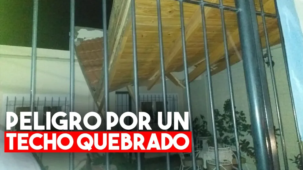 Cedió el techo de una cochera y los bomberos evitaron una desgracia