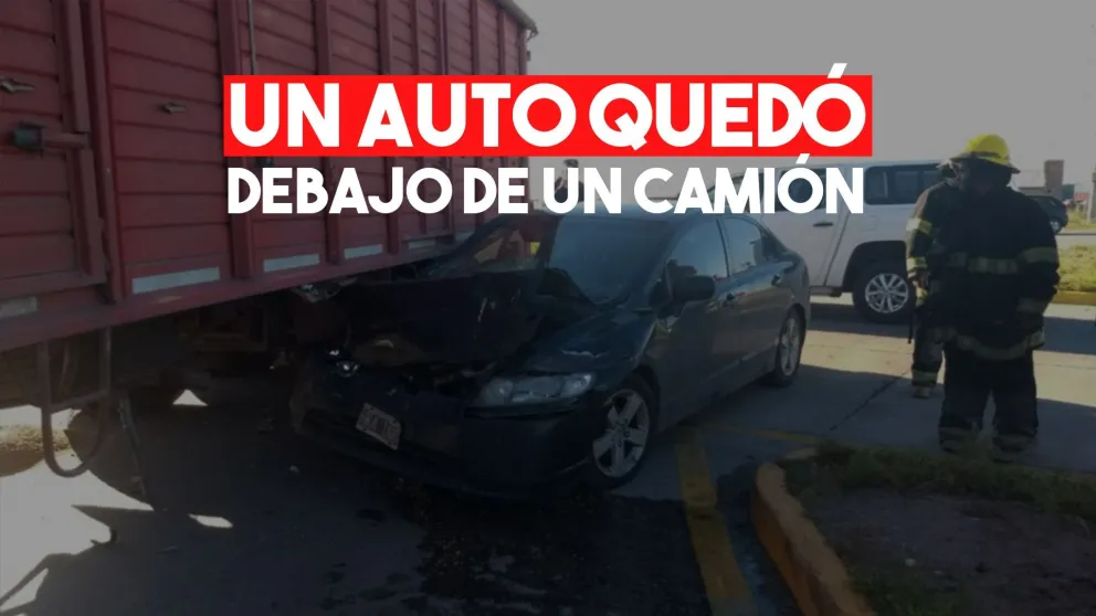 Un auto quiso pasar a un camión y terminó debajo de él