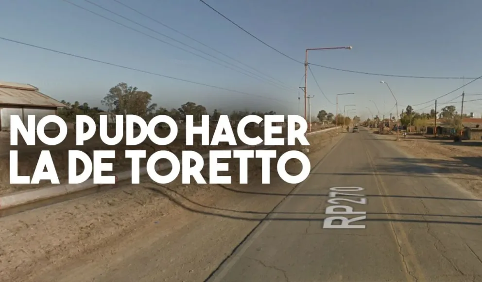 Un tren de carga chocó y arrastró un auto