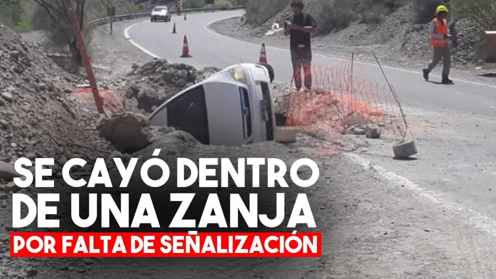 Por falta de señalización, un auto terminó cayendo en una zanja de cloacas