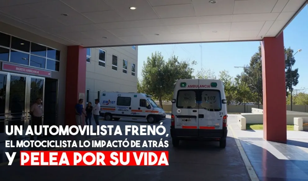Un motociclista pelea por su vida tras impactar contra un auto