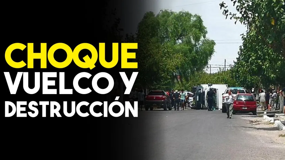 Un aparatoso choque terminó con un auto destruido y un camión dado vuelta