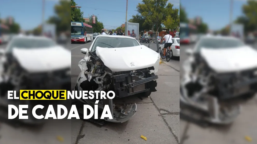 Fuerte choque en Capital entre un auto y un colectivo